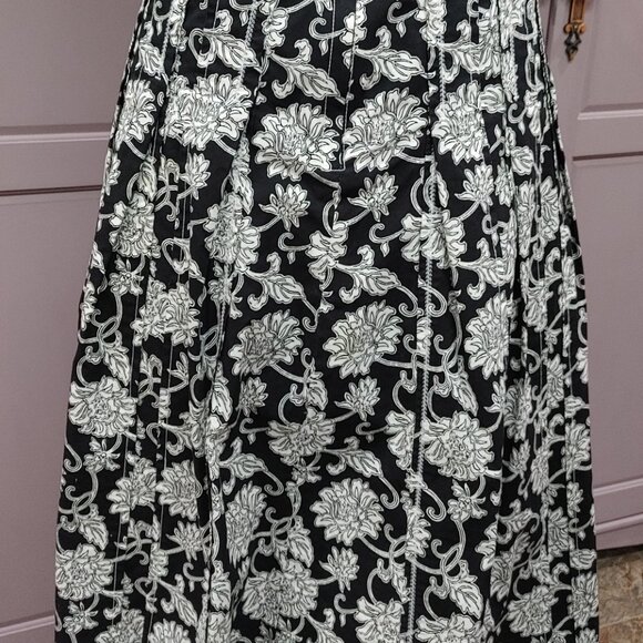 Black and White Floral Skirt, Liz Claiborne, Size Medium - Picture 2 of 5